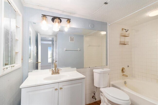 Building Photo - 2826 S Bartell Dr