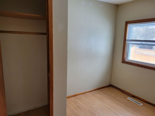 Building Photo - 419 Mallory