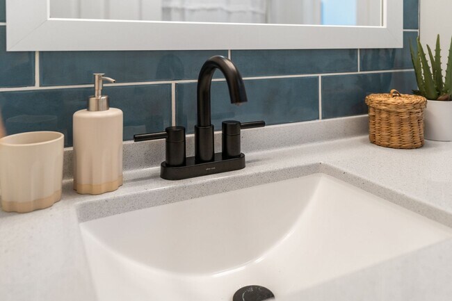 Building Photo - Stylish & Turnkey Furnished 2-BR Daylight Basement Apartment – Utilities + Wi-Fi Included