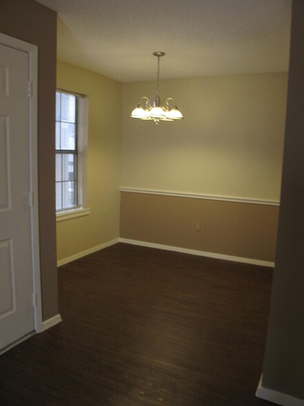 Dining Area - 218 N Texas Blvd