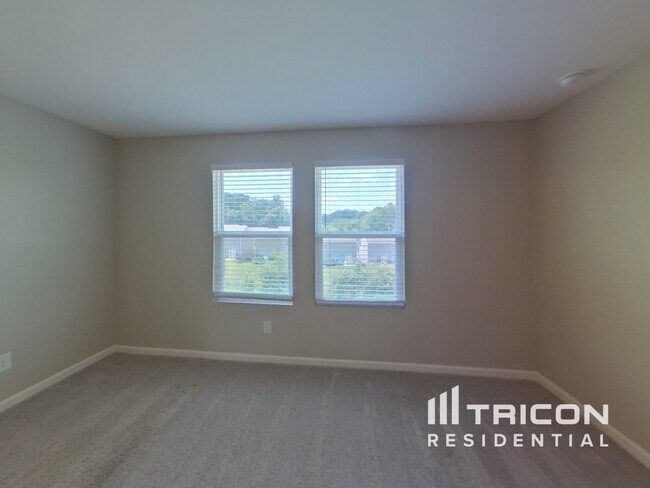 Building Photo - 100 Hyde Pk