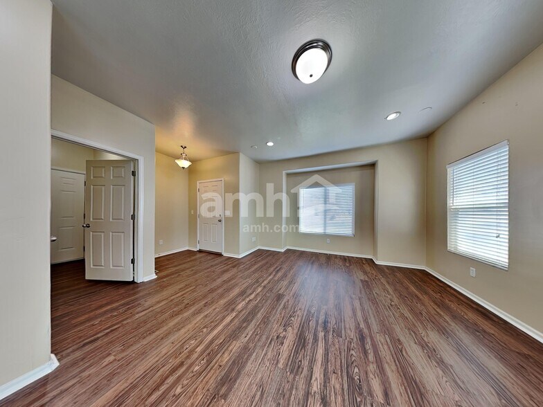 Building Photo - 31 W Clear Water Dr