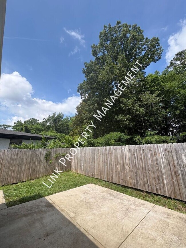 Building Photo - 123 Sequoia Dr
