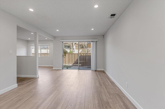 Building Photo - Fully Renovated, 4 Bedroom Townhome Availa...