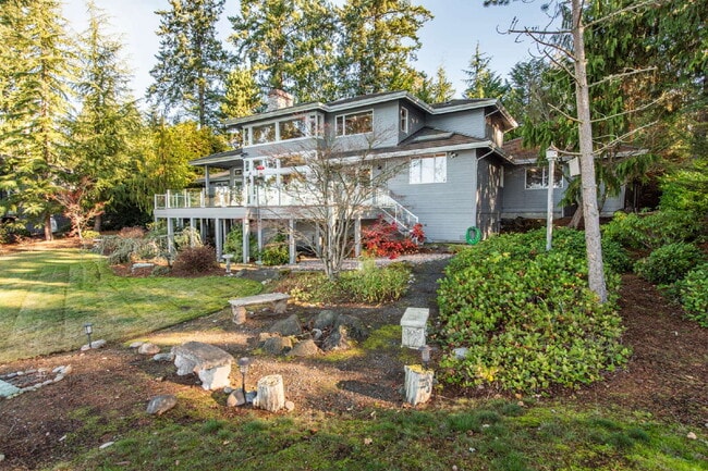 Building Photo - Beautiful Custom Home Overlooking Sequim Bay