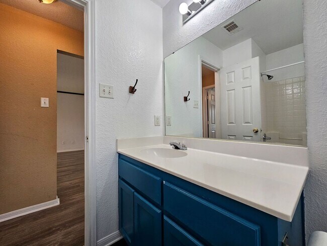 Building Photo - REDUCED RENT - AMAZING RENT SPECIAL & MOVE IN READY!