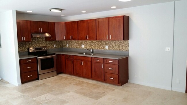 Building Photo - Kaimuki Duplex, Owners live upstairs, 3 Be...