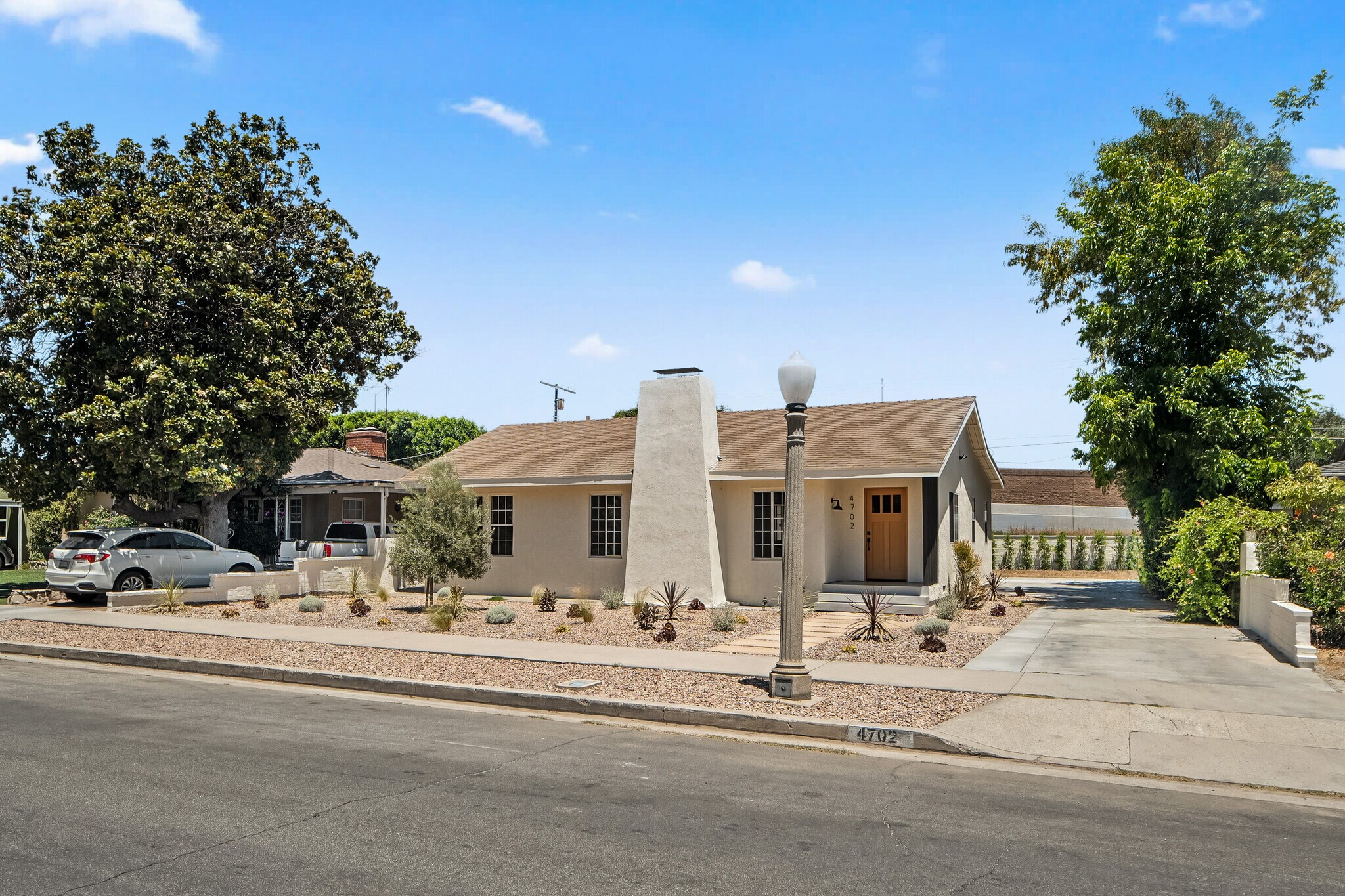 Front - 4702 Kraft Ave