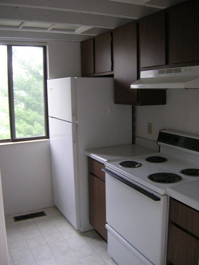 Building Photo - Remodeled condo available for July!