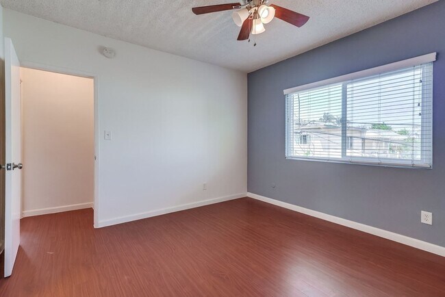 Building Photo - 537 E Hyde Park Blvd