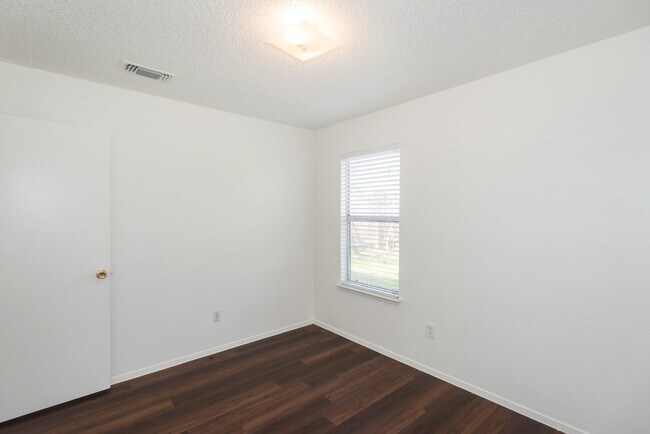 Building Photo - 6000 Tracy Lynn Ln