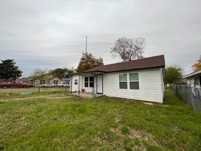 Building Photo - 2 Bedroom 1 Bath Home in Fort Worth