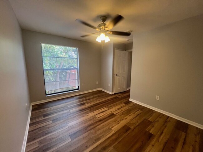Building Photo - 2 Bedroom/2 Bathrrom Townhouse Close to Fo...