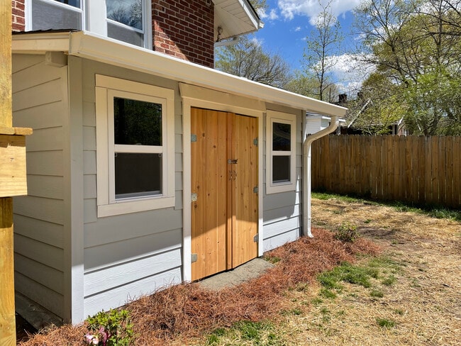 Building Photo - 5 Locust St NE