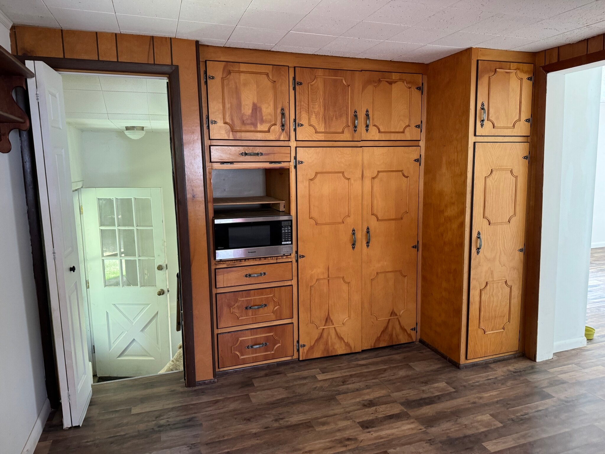 Pantry and storage closet in kitchen. - 4674 Lakeborn Dr