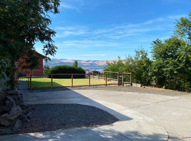 Building Photo - Home With Amazing River Views!