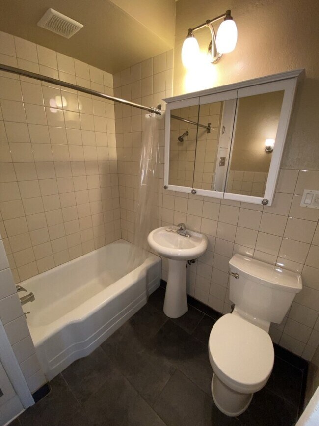 Building Photo - Upper level Corner Unit 1 Bed 1 Bath near Lake of the Isles and Walker Art Center! Description