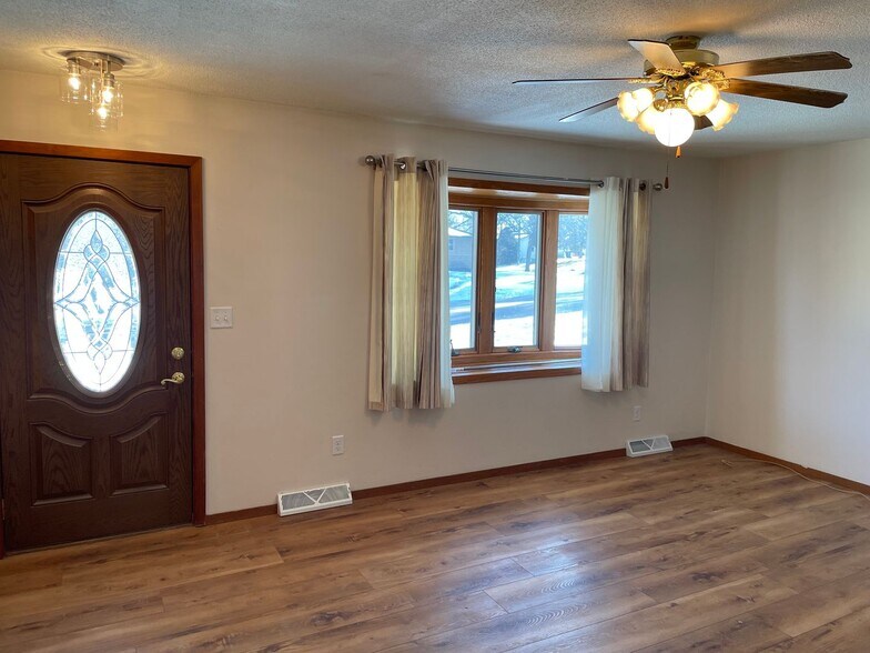 Building Photo - 308 S Main St