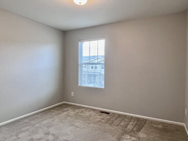 Building Photo - Beautifully Maintained 4BR/3.5BA Townhome with Finished Basement in Prime Aurora Location w/2-Car...