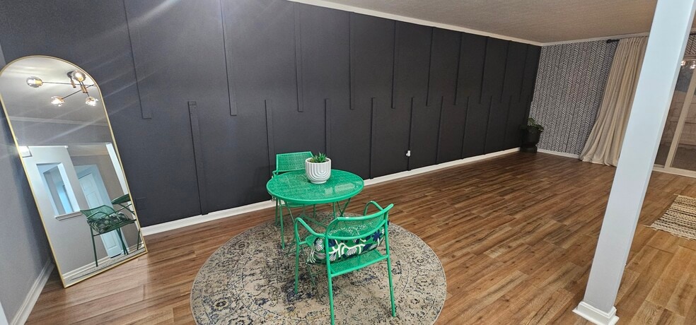 Beautiful accent wall - 408 La Fontenay Ct