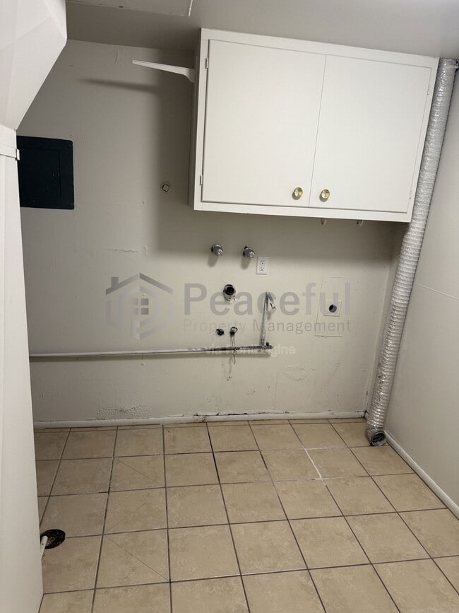 Building Photo - 2025 Broadmoor St S