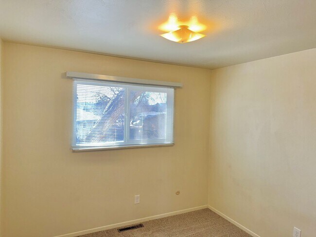 Building Photo - Three Bedroom Tri-Level Home in Garden Ranch