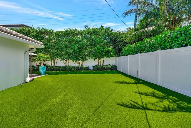 Building Photo - 136 Worth Ct S