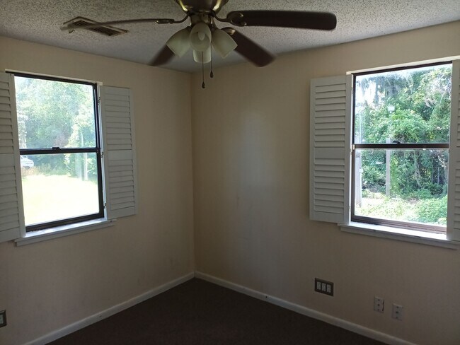 Building Photo - 471 Logan Ave