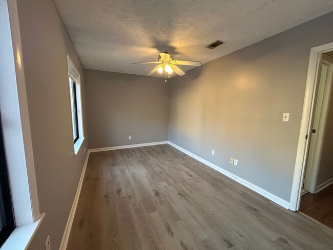 Building Photo - 3 bedroom 2.5 bath townhouse near Milledge...