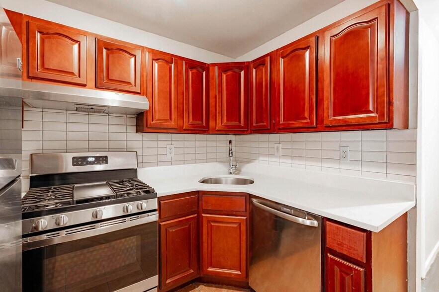 Building Photo - Bright & Airy Brooklyn Home | Comfortable city living