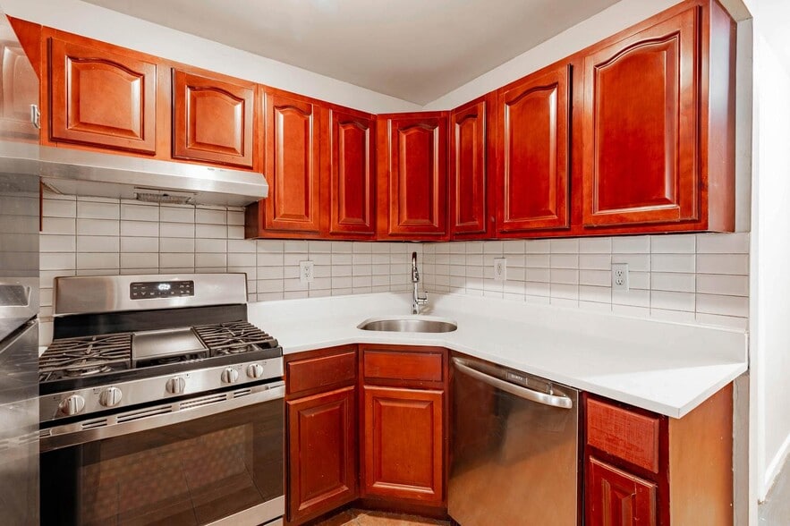 Building Photo - Sunlit Brooklyn Gem | Charming Apartment in a Prime Neighborhood