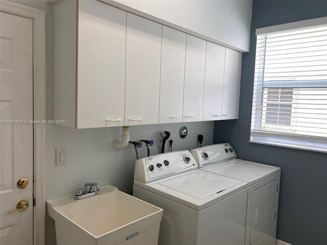 Building Photo - 4964 SW 161st Ave