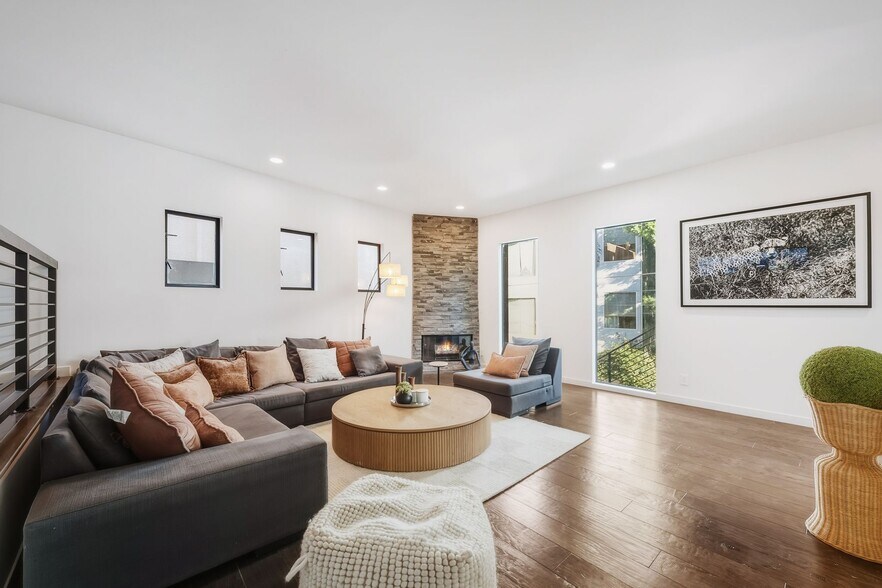 Building Photo - 3601 Dixie Canyon Pl