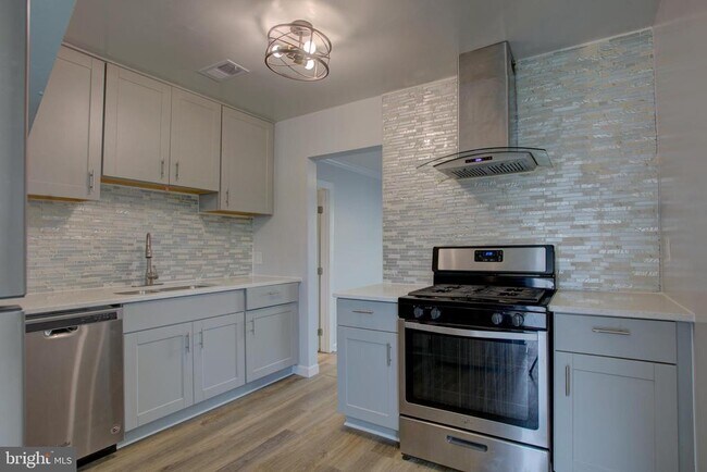 Building Photo - 232 Cabbel Dr