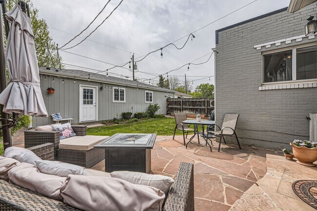Building Photo - 2BD, 1BA Half-Duplex in Platt Park with Oversized 2-Car Garage