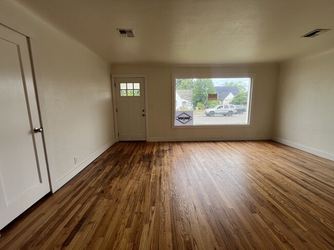 Building Photo - 540 Tangent St