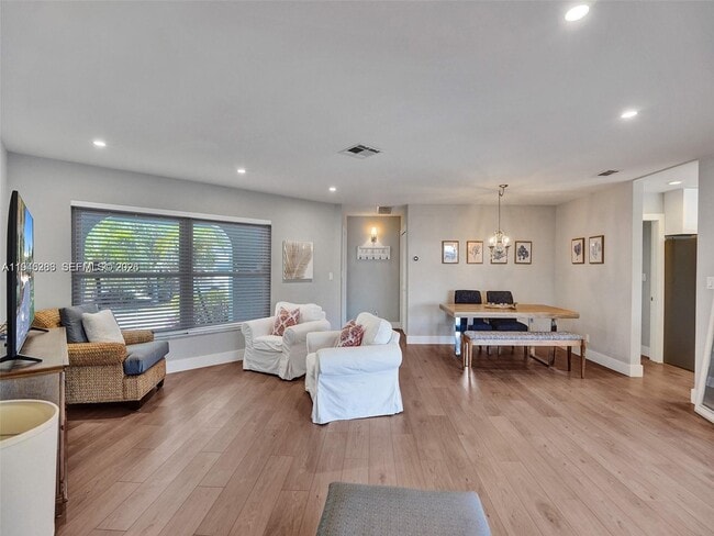 Building Photo - 620 W Palmetto Park Rd