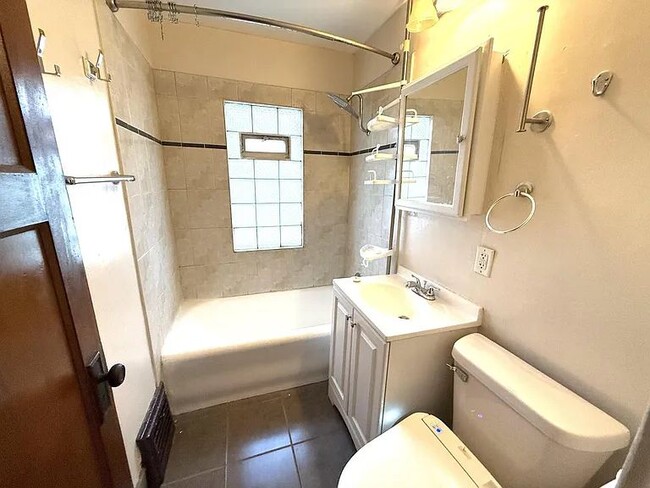 Building Photo - 3006 N Buffum St