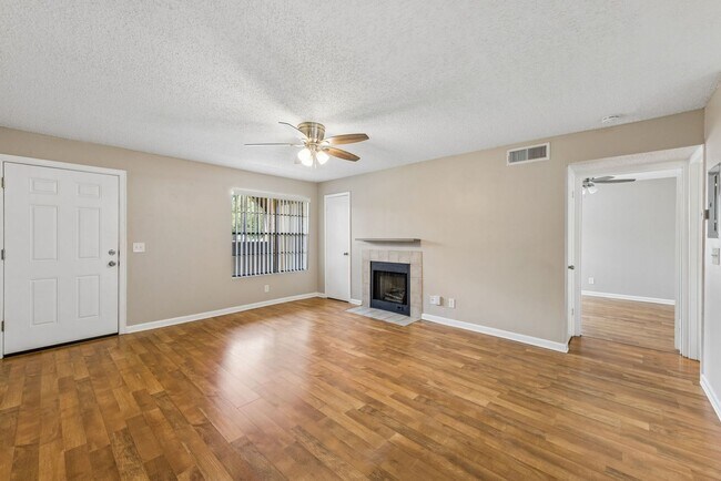 Building Photo - 1/1 Condo in Gated Lakefront Community of Altamonte Springs!