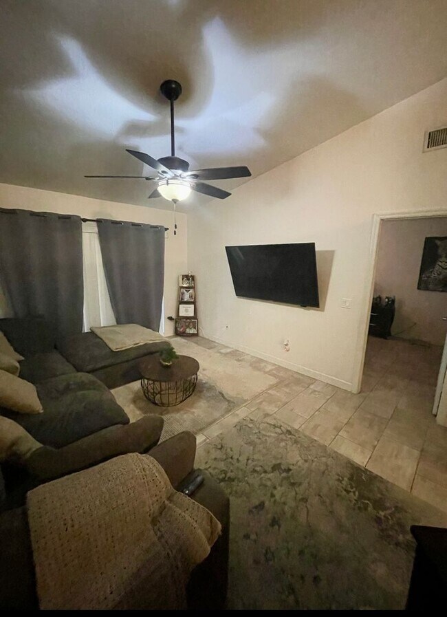 Building Photo - 1 bedroom Creekside Villas Townhome Near O...