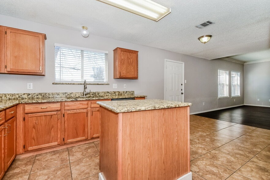 Building Photo - 5909 Iris Dr