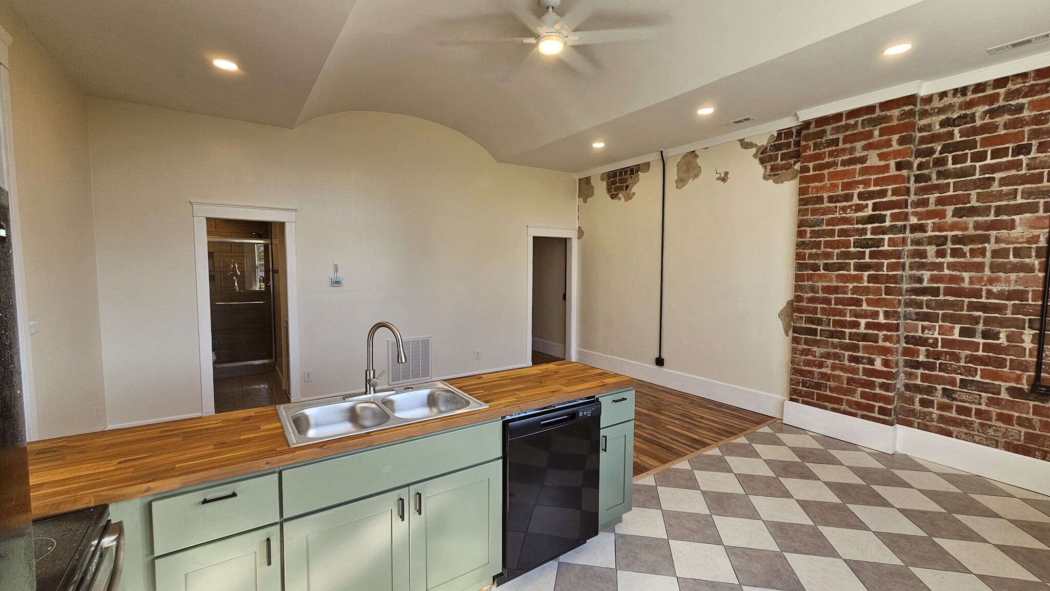 Building Photo - 33 N Main St