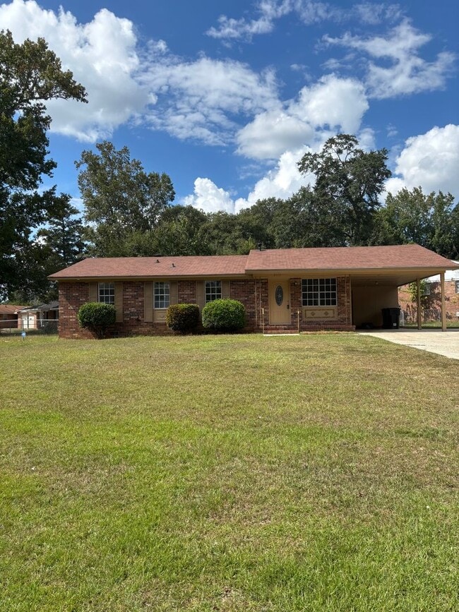 Building Photo - Fully Renovated Ranch, Minutes from Ft. Ei...