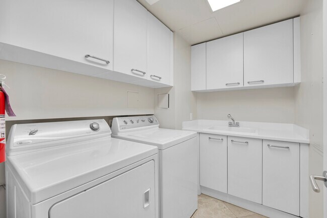 Building Photo - 2777 Paradise Rd