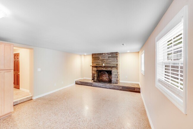 Building Photo - 2417 Laburnum Ave