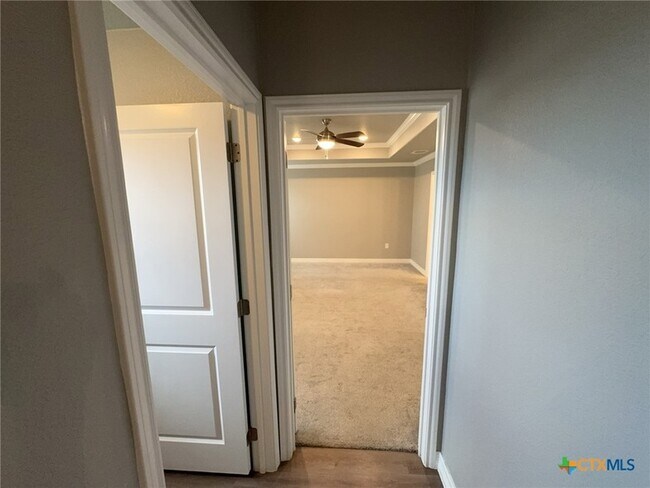 Building Photo - 907 Holliday Dr