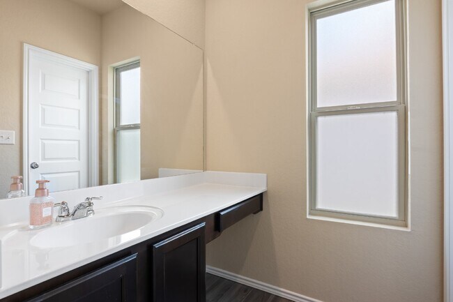 Building Photo - "Spacious 4-Bed Oasis with Granite Counter...