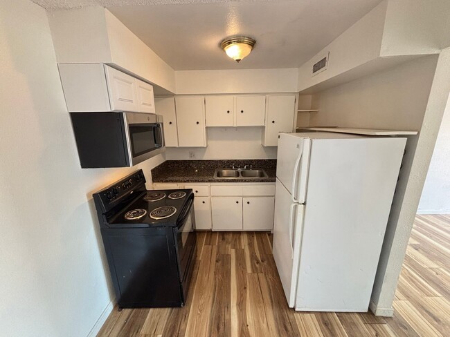 Building Photo - Charming 1Bed/1Bath First-Level Condo!