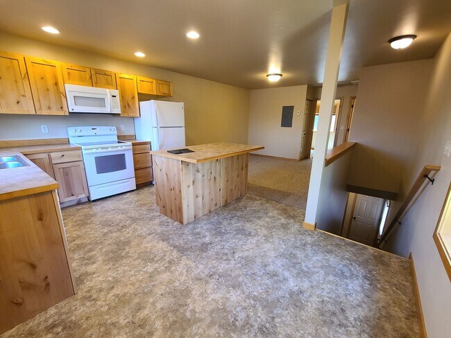 Building Photo - 3 Bedroom 2.5 Bathroom Townhome