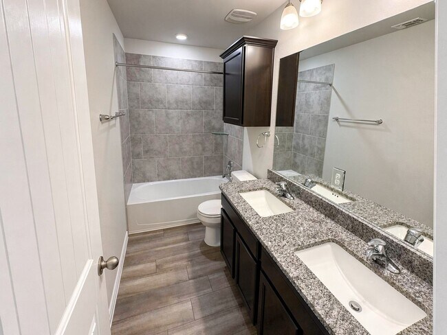 Building Photo - Beautiful 4 bedroom, 2.5 bathroom home in Belton